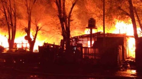 Impresionante incendio destruyó unas 10 viviendas