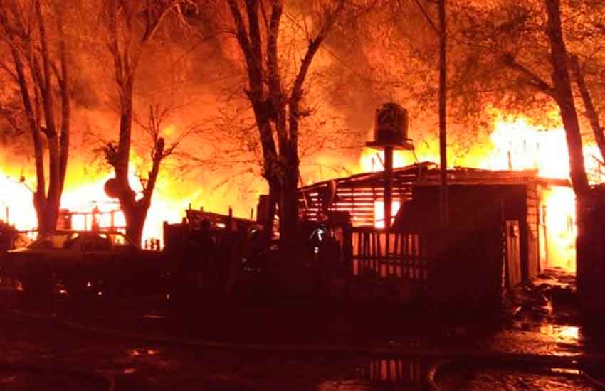 Impresionante incendio destruyó unas 10 viviendas