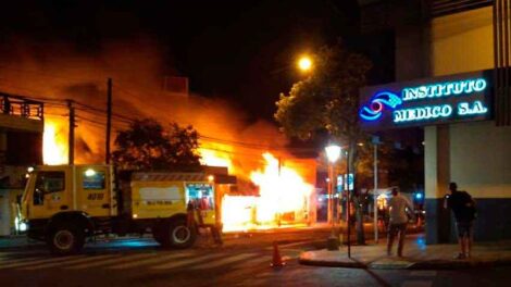 Voraz incendio consumió por completo un autoservicio