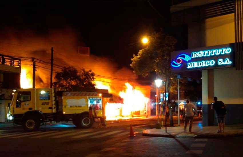 Voraz incendio consumió por completo un autoservicio