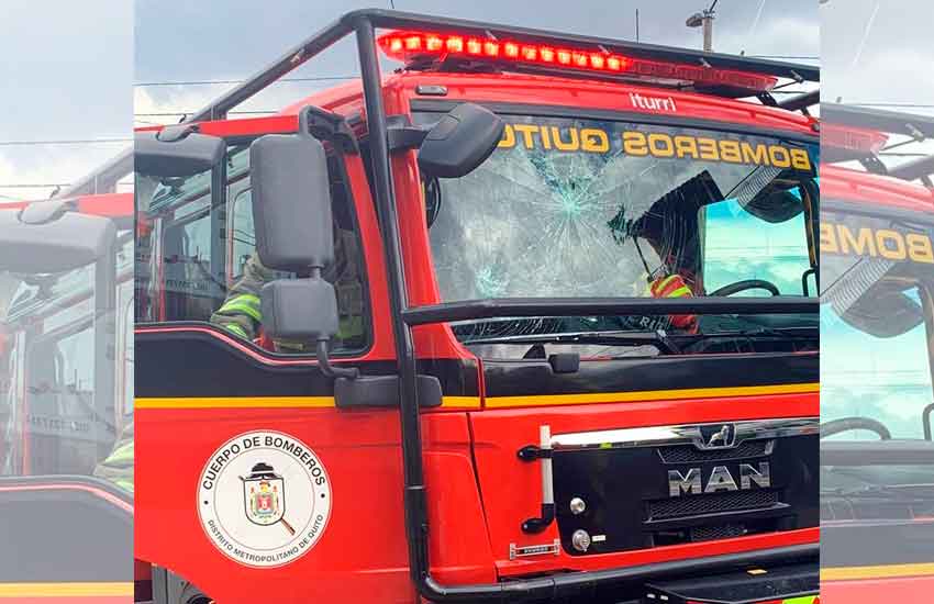 Violenta agresión al personal de bomberos de Quito