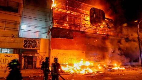 Murieron 3 personas durante incendio en un supermercado saqueado