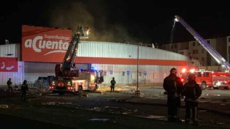 Incendio afectó a supermercado que anteriormente había sido saqueado