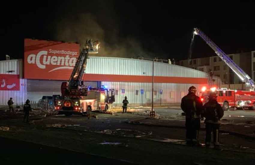 Incendio afectó a supermercado que anteriormente había sido saqueado