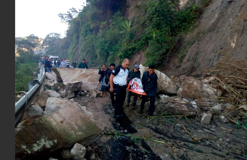 Bomberos quedan atrapados por derrumbe y llevan a pie a pacientes