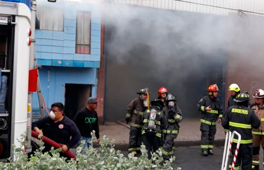 Bombero cayó a pozo séptico mientras combatía incendio