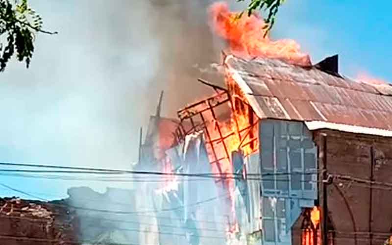 Incendio destruye histórica iglesia San Francisco de Curicó