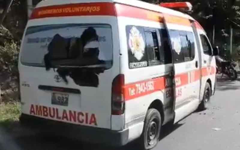 Atacan ambulancia de Bomberos cuando trasladaba herido