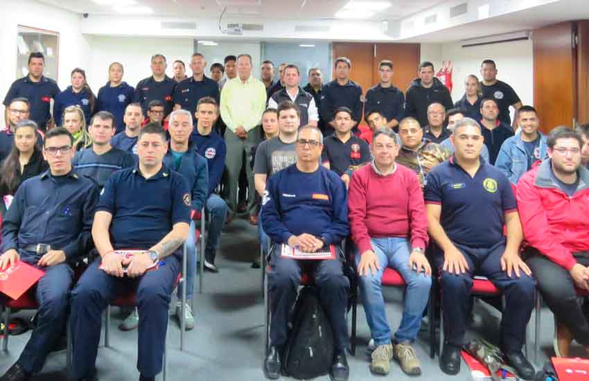 Howard Hill brindó una disertación para bomberos voluntarios de Argentina