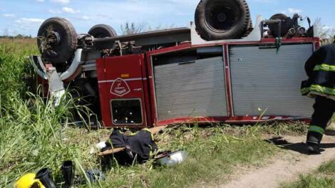 Volcó una autobomba de Bomberos de Corzuela