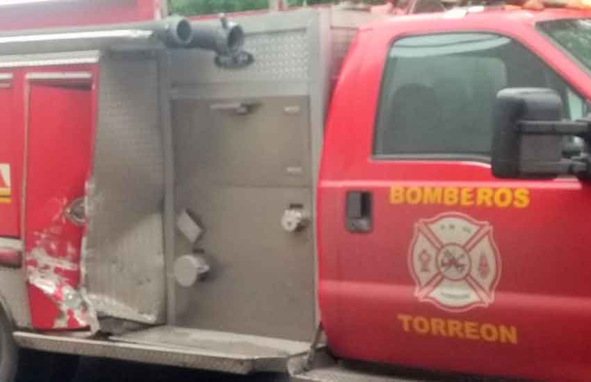 Camión repartidor choca contra unidad de Bomberos