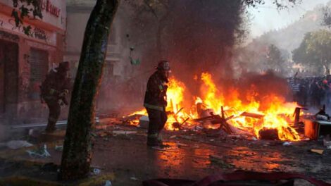 Tres bomberos heridos durante incendio en tienda de Concepción