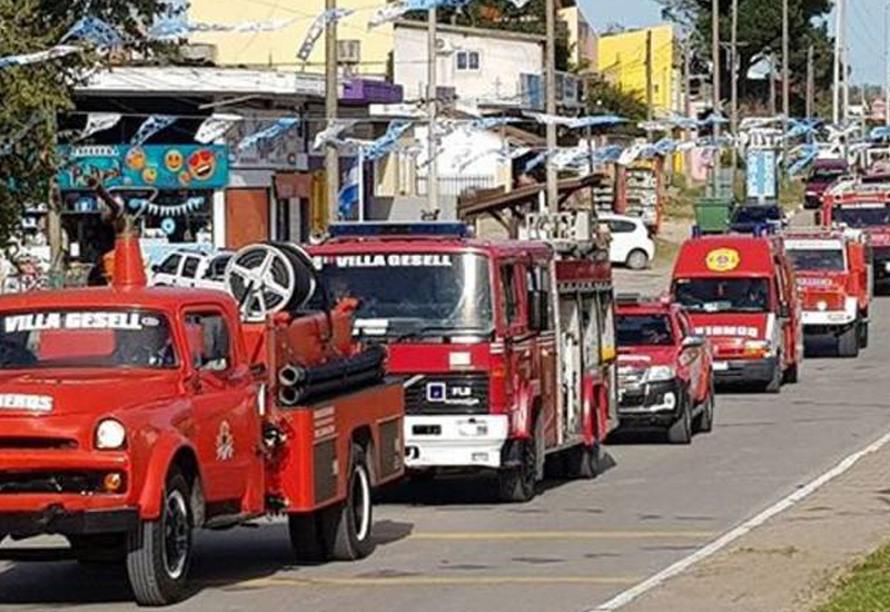 Cierran los festejos por los 50 años de Bomberos con un desfile