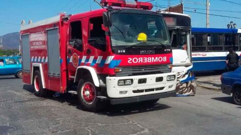 Chocaron un autobomba y dos colectivos en Salta