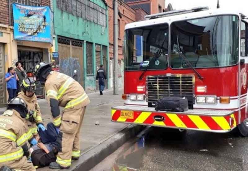 Choque entre camión de bomberos y bus en Bogotá