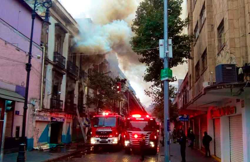 Dos bomberos heridos por incendio en una tienda de telas