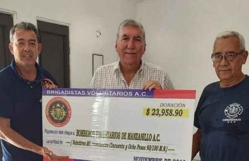 Entregan donativo económico a Bomberos Voluntarios de Manzanillo