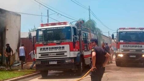 Tres bomberos hospitalizados por Incendio en un depósito