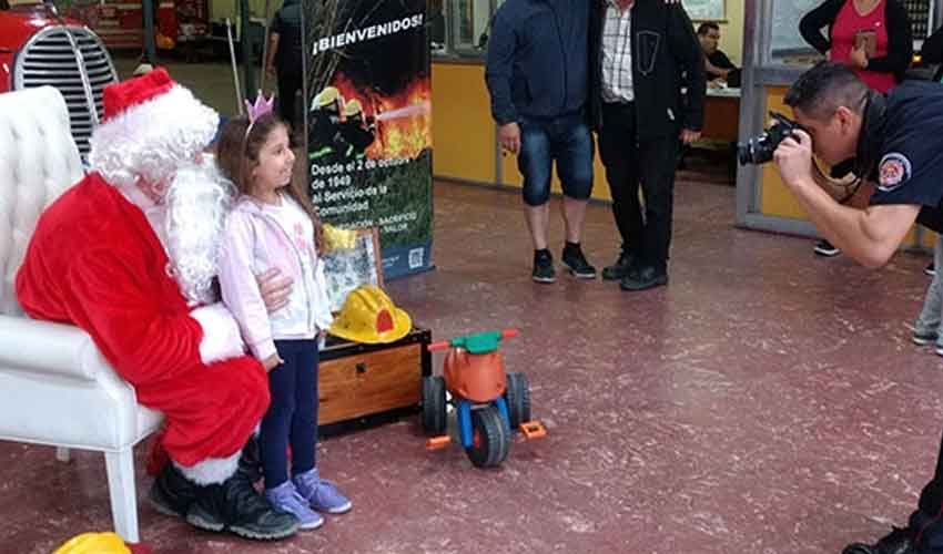 Papá Noel visitó a los Bomberos de Olavarría