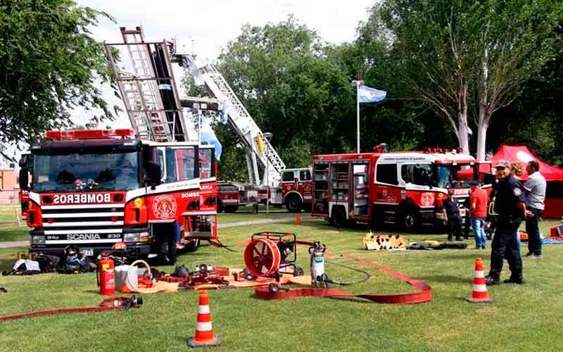 Muestra de vehículos y materiales de Bomberos de Olavarria