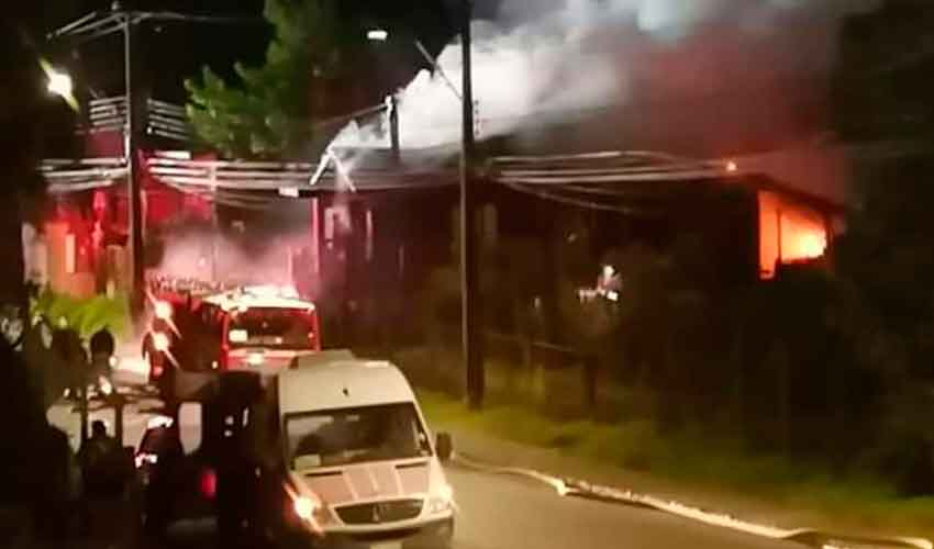 Un hombre atacó a bomberos cuando fueron a combatir un incendio