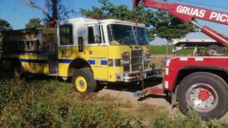 Camión de bomberos cae a socavón en Los Mochis