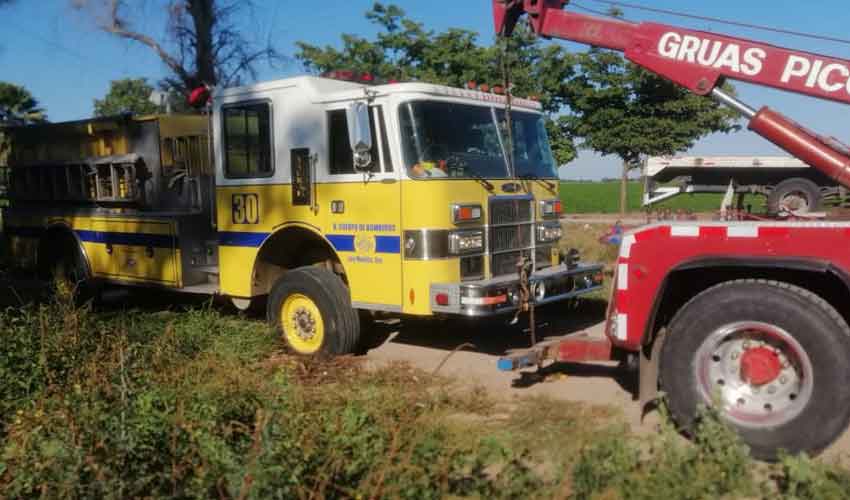 Camión de bomberos cae a socavón en Los Mochis