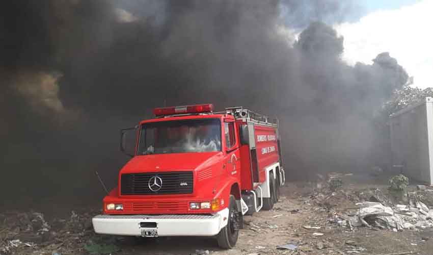 Lomas de Zamora: Incendio en un depósito de cubiertas