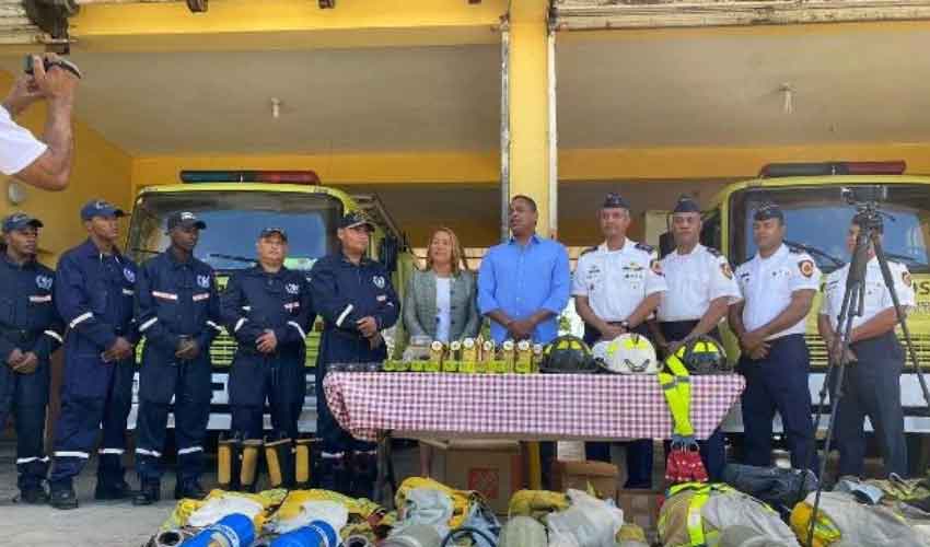 Bolívar Valera dona equipos de trabajo a bomberos SDE