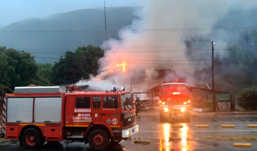 Un incendio destruyó por completo una radio y una parrilla