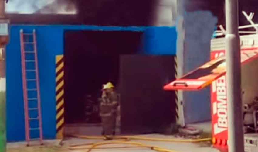 Incendio en una fábrica de pinturas en Hurlingham