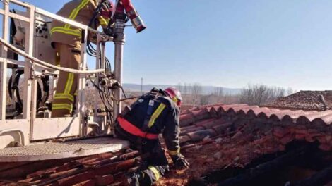 Bombero sufre contusiones durante la extinción de un incendio