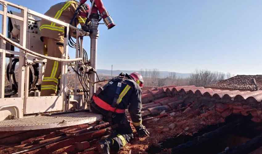 Bombero sufre contusiones durante la extinción de un incendio