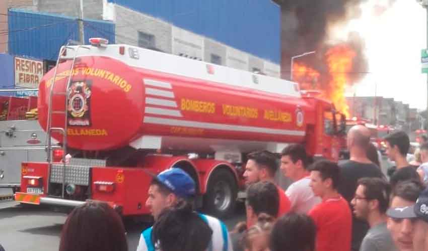 Incendio en una maderera en Avellaneda