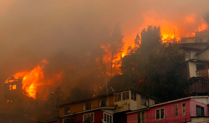 Gran incendio forestal en cerros de Valparaíso
