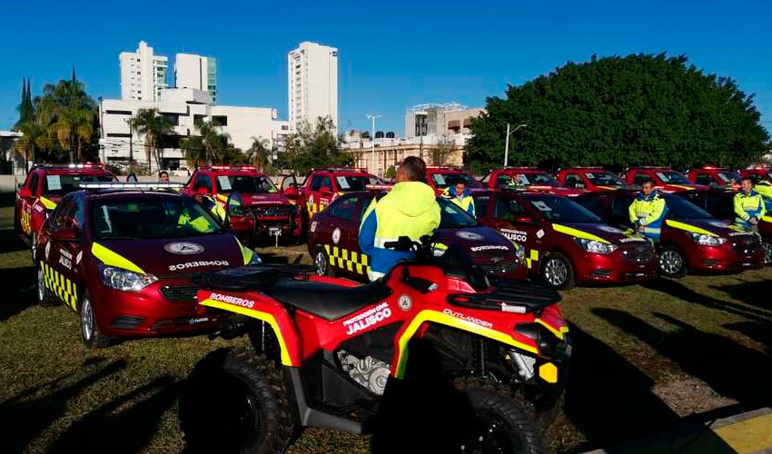 Entregan vehículos y equipo de comunicación a Bomberos