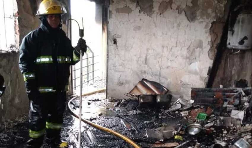 Bomberos salvaron a una mujer atrapada en un incendio