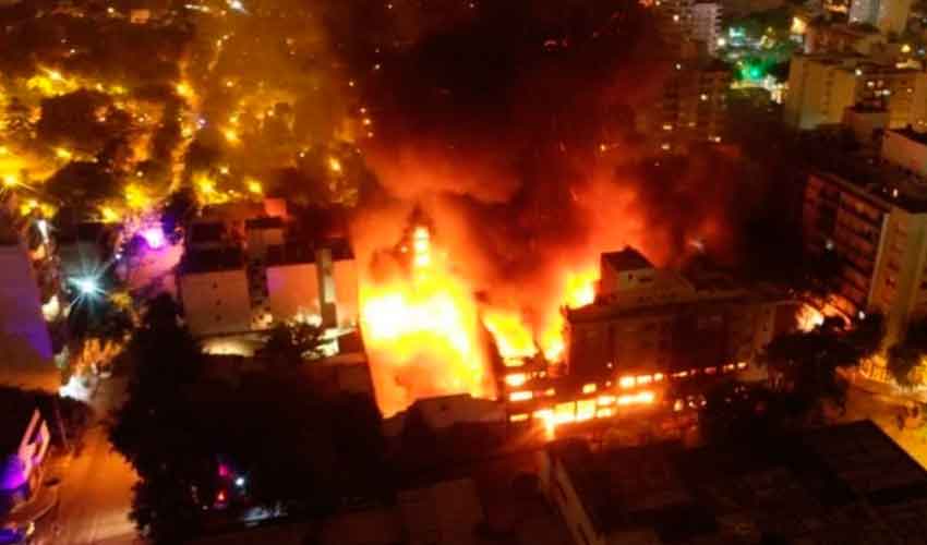 Feroz incendio de una distribuidora en Mar del Plata