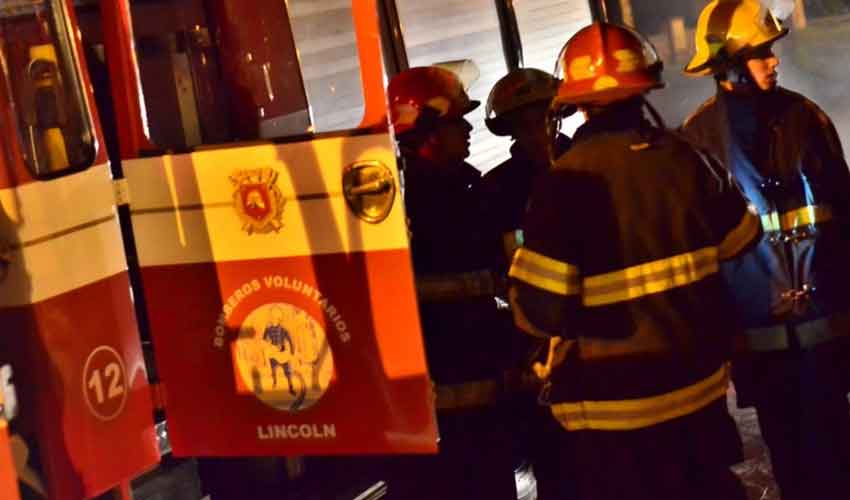 Bomberos enfocados en adquirir la escalera mecánica