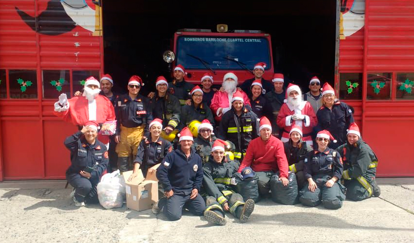 Papá Noel repartió golosinas junto a los Bomberos de Bariloche