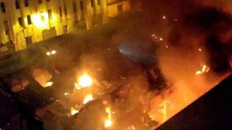 Incendio consume galerías en el centro de Lima