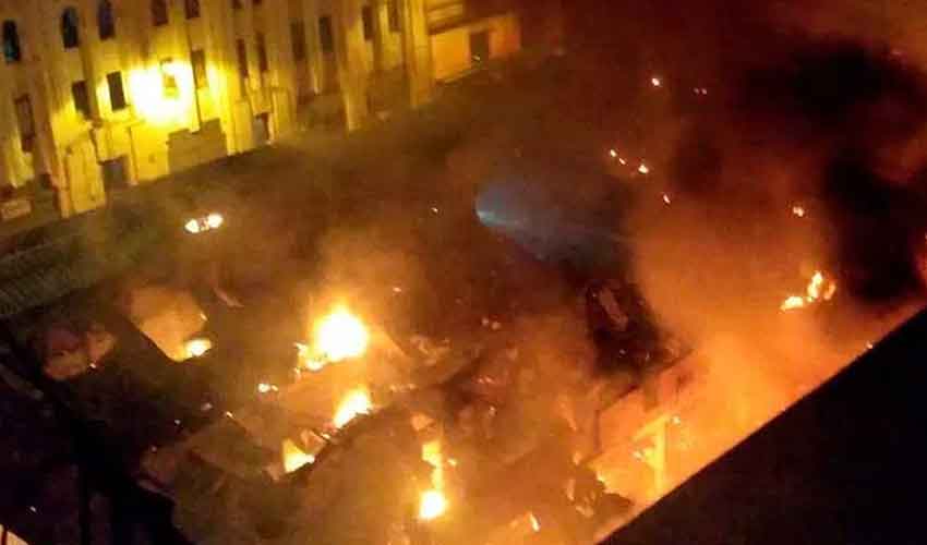 Incendio consume galerías en el centro de Lima