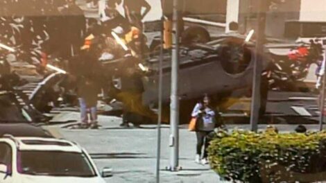 Auto choca contra camión de bomberos