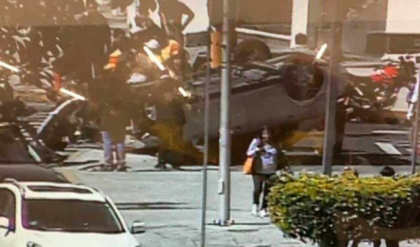 Auto choca contra camión de bomberos