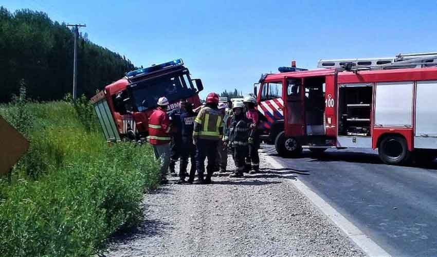 Iban a un accidente y casi cayeron al canal con el autobomba