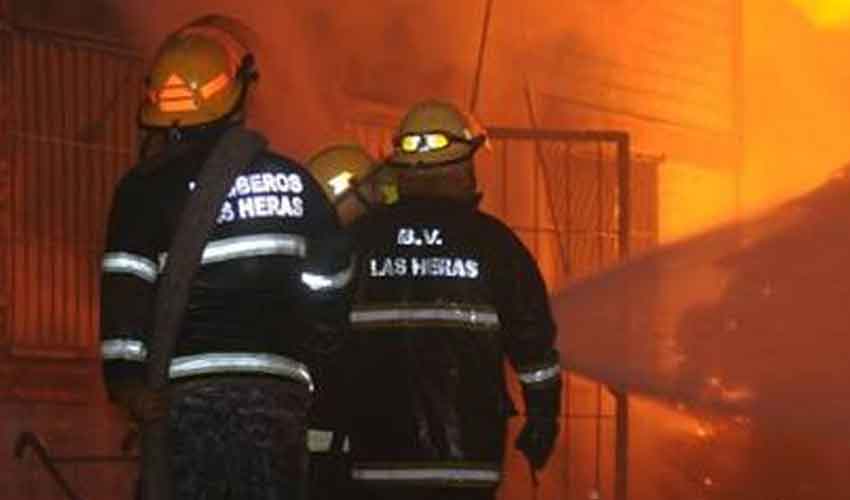 Dos Bomberos heridos por el derrumbe de una casa incendiada