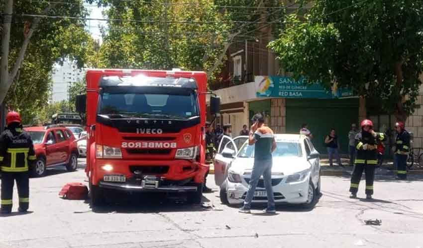 Un camión de Bomberos y un taxi chocaron en una transitada esquina