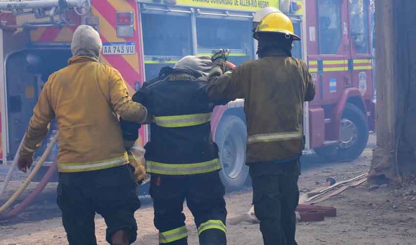 Se recuperan los bomberos de Allen y Cervantes afectados en incendio