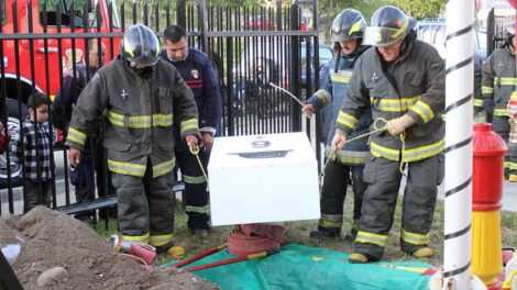 Bomberos rindieron último adiós a mascota de la Bomba España