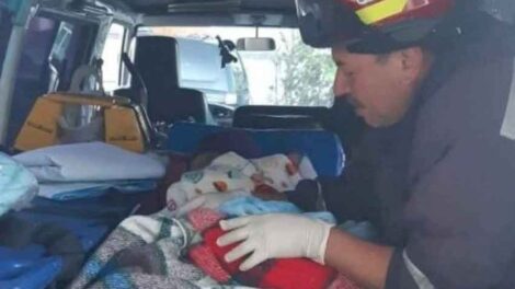 Bebé nace a bordo de una ambulancia de bomberos